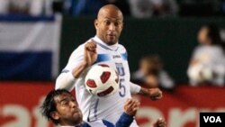 El hondureño Victor Bernardez (blanco), no puede hacerse del balón ante la maniobra del guatemalteco Carlos Ruiz.