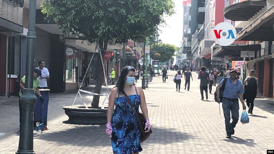 La gente con tapabocas o protectores faciales es la tónica en San José, capital de Costa Rica. Julio 4, 2020. 