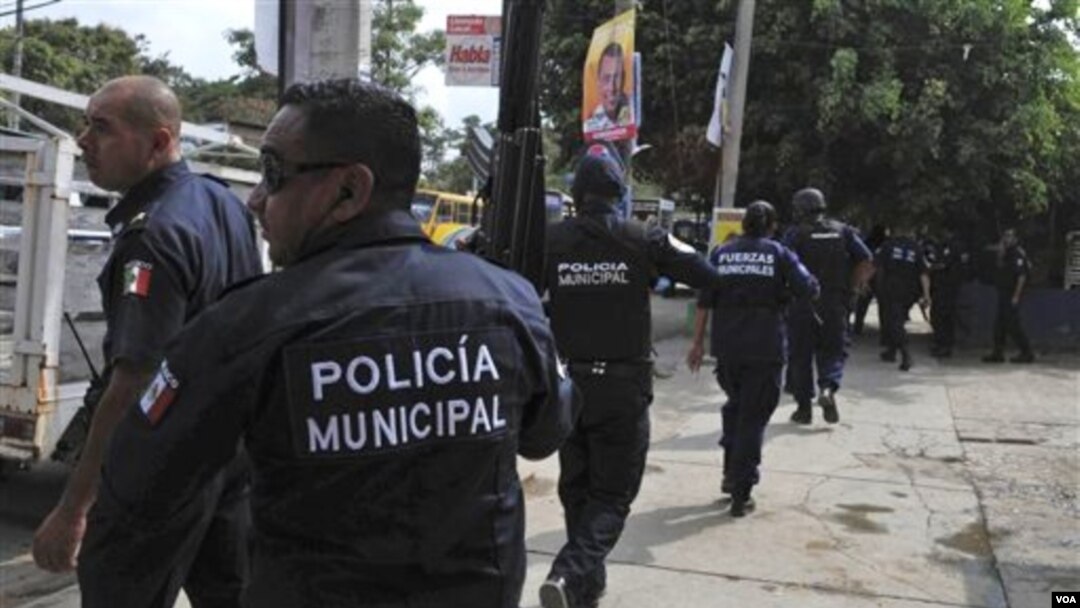 Polisi di Acapulco, Meksiko melakukan pengejaran terhadap gang narkoba bersenjata, 8 Januari 2010.