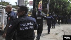 Polisi di Acapulco, Meksiko melakukan pengejaran terhadap gang narkoba bersenjata, 8 Januari 2010.