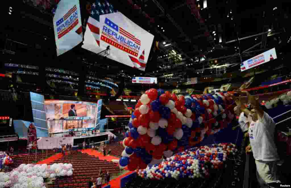 Trabajadores llevan globos al Quicken Loans Arena, sede de la Convención Nacional Republicana en Cleveland, Ohio.