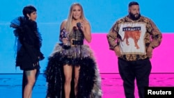 Cardi B, Jennifer Lopez dan DJ Khaled menerima penghargaan Kolaborasi Terbaik untuk “Dinero” dalam MTV Video Music Awards yang berlangsung di Radio City Music Hall, New York, 20 Agustus 2018.