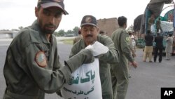 Pakistanski vojnici istovaruju humanitarnu pomoć za žrtve zemljotresa u Peševaru, Pakistan 27. oktobar 2015.
