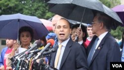 Congresista Luis Gutiérrez considera "inhumano" el proyecto de ley H.R. 2278 y considera que reunión con Boehner será "decisiva".