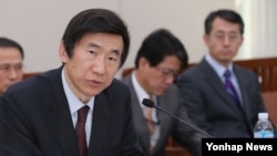 윤병세 한국 외교 장관 내정자가 28일 오전 국회에서 열린 인사청문회에 출석, 위원들의 질문에 답변하고 있다.