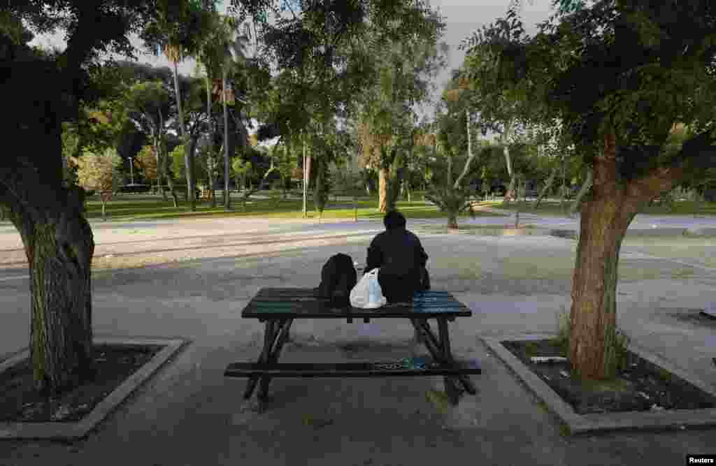 چار سال قبل یونان میں قرضوں کے بحران کے باعث لاکھوں لوگ اپنی نوکریوں سے ہاتھ دھو بیٹھے اور نہ صرف بے روزگاری بلکہ بے گھر افراد کی تعداد میں بھی قابل ذکر اضافہ ہوا۔