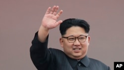 Le leader nord-coréen Kim Jong-Un salue la foule lors d’une parade à la Place Kim Il Sung, à Pyongyang, Corée du Nord, 10 mai 2016. 