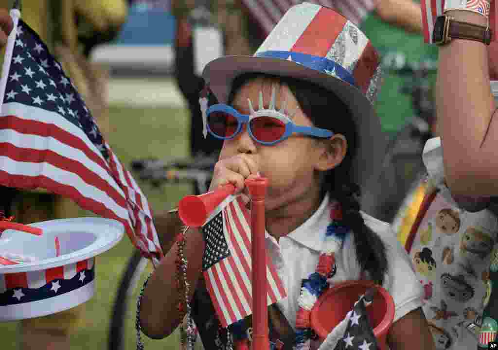 Hana Cho (8 tahun), Pandu Pramuka dari Unit 5665 menguji terompet sebelum ikut serta dalam parade 4 Juli di Santa Monica, California hari Selasa, 4 Juli 2017.