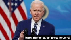 ARHIVA - Predsjednik Biden obraća se naciji sa novim informacijama o borbi protiv koronavirusa, u Bijeloj kući, 29. marta 2021. (Foto: Reuters/Johnatan Ernst)