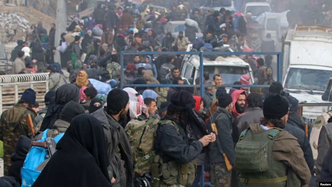 Tentara pemberontak dan warga sipil berkumpul, menunggu evakuasi dari Aleppo, Suriah (16/12). (Reuters/Abdalrhman Ismail)