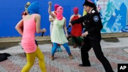 Một lính Cô-dắc tấn công ban nhạc Pussy Riot ở Sochi, Nga, tháng 2/2014