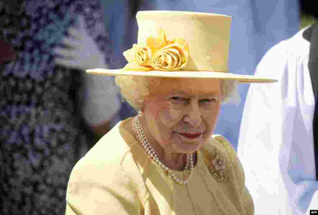 Britain's Queen Elizabeth leaves St. John's Anglican church after attending church service in Canberra, Australia, October 23, 2011. (REUTERS)