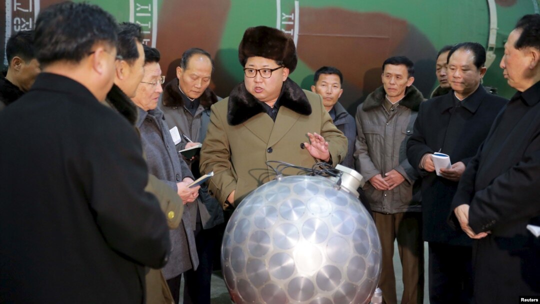 김정은 북한 국방위원회 제1위원장이 핵무기 연구 부문 과학자, 기술자들을 만나 핵무기 병기화 사업을 지도하는 모습을 지난 9일 조선중앙통신이 보도했다. 사진 아래쪽에 핵탄두 기폭장치 추정 물체가 보인다. (자료사진)