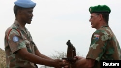 Passage de témoins entre l'Opération des Nations Unies au Burundi (ONUB) et la mission de maintien de la paix de l'Union africaine lors d'une cérémonie à Bujumbura le 28 décembre 2006.