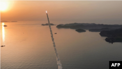 북한, 탄도미사일 무더기 발사 - 북한이 20일 단거리 탄도미사일 10여발을 발사했다고, 한국 합동참모본부 밝혀. 트럼프 미국 대통령이 미한 연합군사훈련을 축소한 가운데 이뤄진 것. 사진은 지난 4월 북한이 공개한 단거리 탄도미사일 발사 장면.