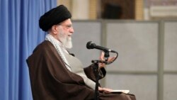 Pemimpin tertinggi Iran, Ayatollah Ali Khamenei berbicara kepada para ulama membahas kerusuhan dalam demonstrasi, di Teheran, Iran, Minggu (17/11).