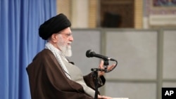 İranın Ali dini rəhbəri Ayətullah Əli Xameneyi Tehranda İranın din xadimləri ilə görüş zamanı, 17 noyabr, 2019.