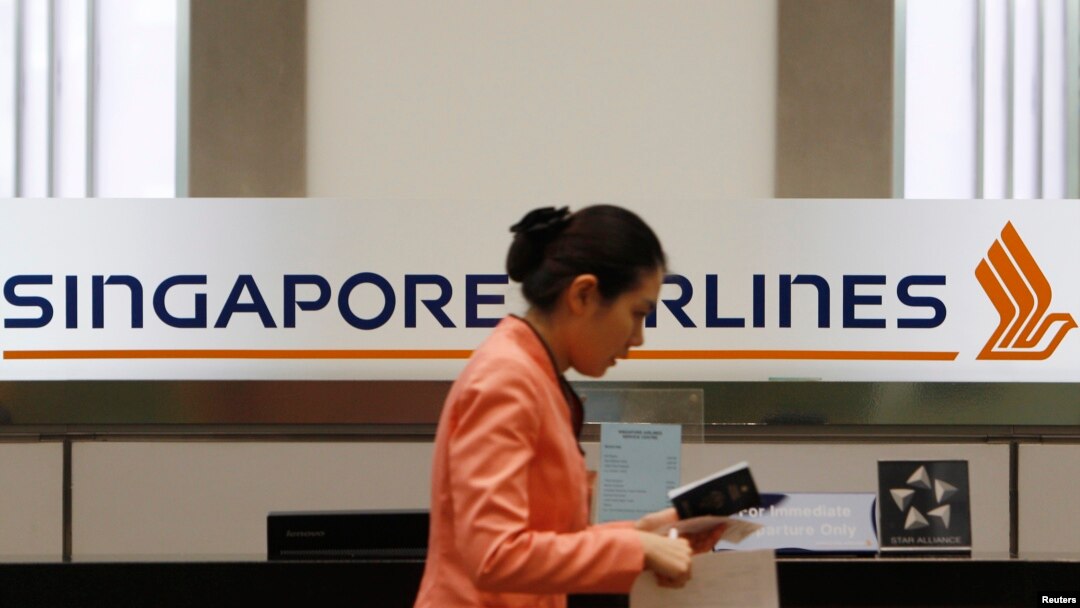 Logo Singapore Airlines di loket tiket di bandar udara Changi di Singapura.