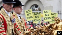 Demonstranti ispred Vesminsterske opatije u Londonu, 6. maja 2023. (Foto: AP/Violeta Santos Moura)