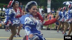 Una joven sonríe al público durante los caporales del desfile del Día de la Independencia en Washington D.C. 