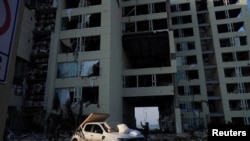 ARCHIVO: Un hombre toma fotografías de un hotel dañado tras el huracán Otis en Acapulco, México, el 27 de octubre de 2023.