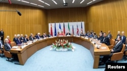 Perwakilan negara-negara yang menandatangi persetujuan nuklir Iran atau Joint Comprehensive Plan of Action (JCPOA), berkumpul di Wina, Austria, 14 Juli 2015 (foto: dok). 