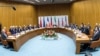 ARHIVA - Učesnici razgovora o nuklearnom programu okupljeni pred potpisivanje Zajedničkog sveobuhvatnog plana akcije (JCPOA), tokom sastanka u zgradu Ujedinjenih nacija u Beču, 14. juna 2015. (Foto: Reuters)