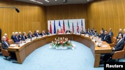 ARHIVA - Učesnici razgovora o nuklearnom programu okupljeni pred potpisivanje Zajedničkog sveobuhvatnog plana akcije (JCPOA), tokom sastanka u zgradu Ujedinjenih nacija u Beču, 14. juna 2015. (Foto: Reuters)