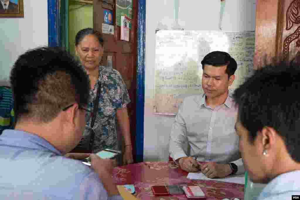 Investor representatives, authorities and residents of Phnom Penh&#39;s White Building are processing legal papers before the residents can receive their money transferred via bank checks, June 6, 2017. (Khan Sokummono/VOA Khmer)