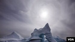 Según las más recientes investigaciones, el hielo de la Antártida se derrite rápidamente debido al calentamiento global.