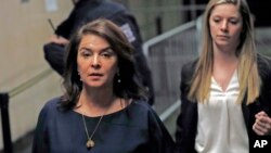 La actriz Annabella Sciorra acusó a Harvey Weinstein de haberla violado a mediados de la década de 1990. Los miembros del jurado siguen deliberando tras conocer los hechos.