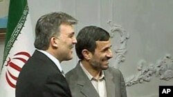 Turkey's President Abdullah Gul (l) and Iran's President Mahmoud Ahmadinejad