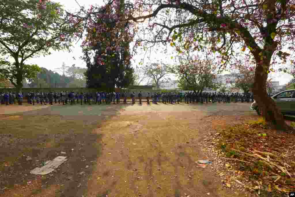 짐바브웨 하라레에서 신종 코로나바이러스 사태로 인해 단계적으로 개강한 학교 앞에 학생들이 줄 서있다. 