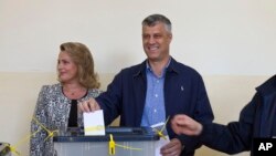 PM Kosovo Hashim Thaci dan isterinya, Lumnije memasukkan kartu suara di TPS kota Pristina dalam pemilu hari Minggu (3/11). 