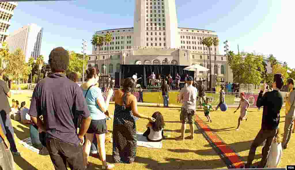 Palestinian President Mahmoud Abbas, Pope Francis and Israeli President Shimon Peres arrive in the Vatican Gardens to pray together at the Vatican, June 8, 2014.