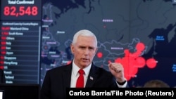 El vicepresidente de EE.UU., Mike Pence, habla durante una sesión informativa sobre la pandemia de coronavirus.