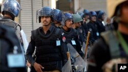 Polisi Pakistan menjaga ketat perayaan hari Ashura di Peshawar, Pakistan Kamis (22/10).