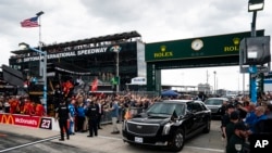 El presidente Donald Trump llega a la carrera automovilística NASCAR Daytona 500 en Daytona International Speedway, el 16 de febrero de 2025, en Daytona Beach, Florida.