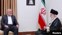 دیدار علی خامنه‌ای، رهبر جمهوری اسلامی، و اسماعیل هنیه، از رهبران حماس. 