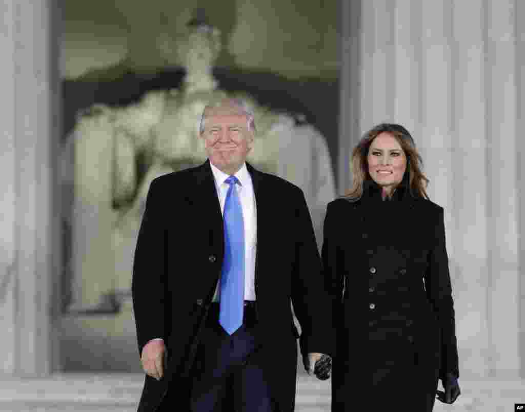 លោក​ប្រធានាធិបតី​ជាប់​ឆ្នោត ដូណាល់ ត្រាំ និង​ភរិយា​គឺ​លោកស្រី Melania Trump មក​ដល់​កម្មវិធី​តន្ត្រី​មុន​ការ​ស្បច​ចូល​កាន់​តំណែង &ldquo;Make America Great Again! Welcome Celebration&rdquo; នៅ​បូជនីយដ្ឋាន Lincoln Memorial នៅ​រដ្ឋធានី​វ៉ាស៊ីនតោន កាលពី​ថ្ងៃទី១៩ ខែមករា ឆ្នាំ២០១៧។