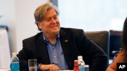 Stephen Bannon dirigie un sitio web conservador que proclama el sentimiento nacionalista blanco y ataca a las minorías.