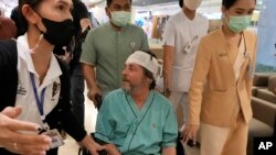 Un pasajero australiano que resultó herido en un vuelo afectado por turbulencias, habla con periodistas en el hospital Samitivej Srinakarin en Bangkok, Tailandia, el jueves 23 de mayo de 2024. 