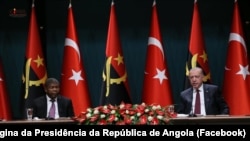 Presidente de Angola, João Lourenço (esq), e Presidente da Turquia, Recep Tayyip Erdoğan (dir), em Ancara, 27 de Julho de 2021