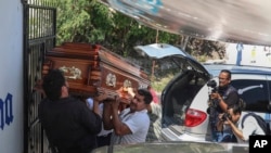 Según el CPJ, México es el segundo país del mundo más peligroso para los periodistas. En la foto, familiares cargan el ataúd con los restos del periodista Jorge Celestino Ruiz Vázquez, asesinado en agosto de 2019.