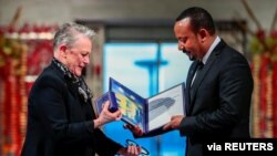 El primer ministro de Etiopía, Abiy Ahmed Ali, recibe la medalla y el diploma de la presidenta del Comité Nobel Berit Reiss-Andersen durante la entrega del Premi Nobel de la Paz en Oslo, Noruega el martes, 10 de diciembre de 2019.