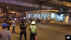 Petugas kepolisian tiba di lokasi pemboman dekat pemberhentian bus di Kampung Melayu, 24 Mei 2017.