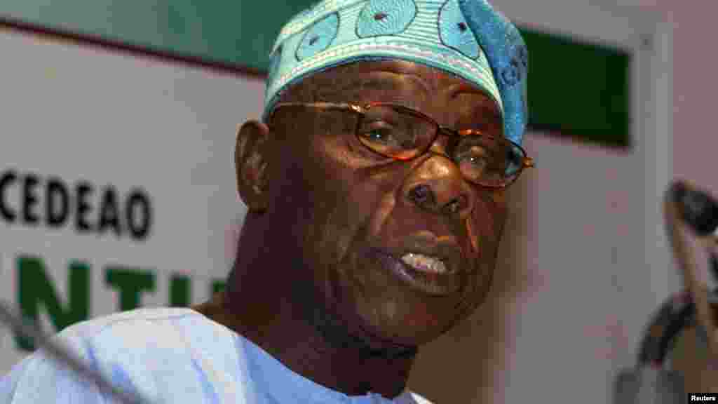 Former Nigerian President Olusegun Obasanjo, an envoy of the African Union and West Africa&#39;s ECOWAS bloc, speaks to journalists at a news conference in the capital Dakar February 25, 2012.