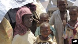 구호식량을 기다리는 소말리아인들
