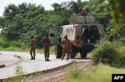 بورکینا فاسو کے شہر ووگادوگو پر دہشت گرد حملے کے بعد سیکیورٹی فورس کے اہل کار علاقے کی نگرانی کر رہے ہیں۔ فائل فوٹو