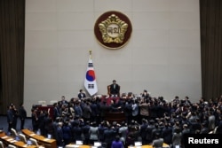 27일 한국 국회에서 국민의힘 의원들이 한덕수 권한대행 대통령 겸 국무총리의 탄핵 투표 중 우원식 국회의장을 상대로 항의하고 있다.